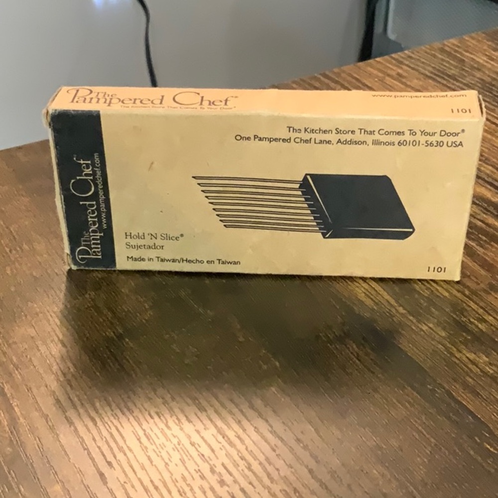 New Pampered Chef Hold 'N Slice Slicer